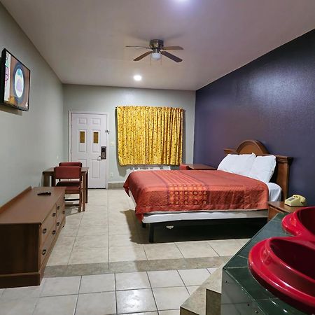 Texas Inn And Suites Rgv Edinburg Exterior photo