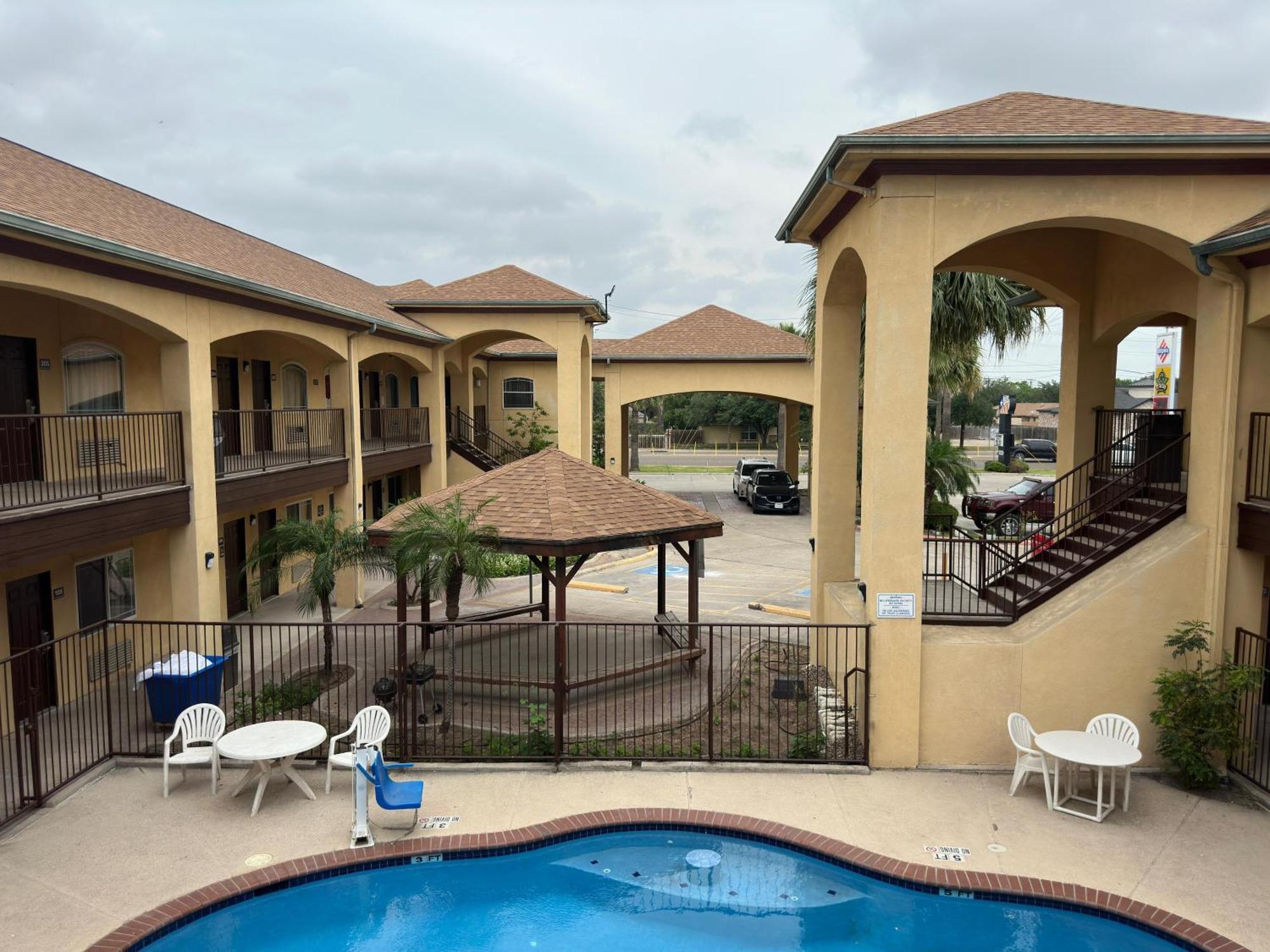 Texas Inn And Suites Rgv Edinburg Exterior photo